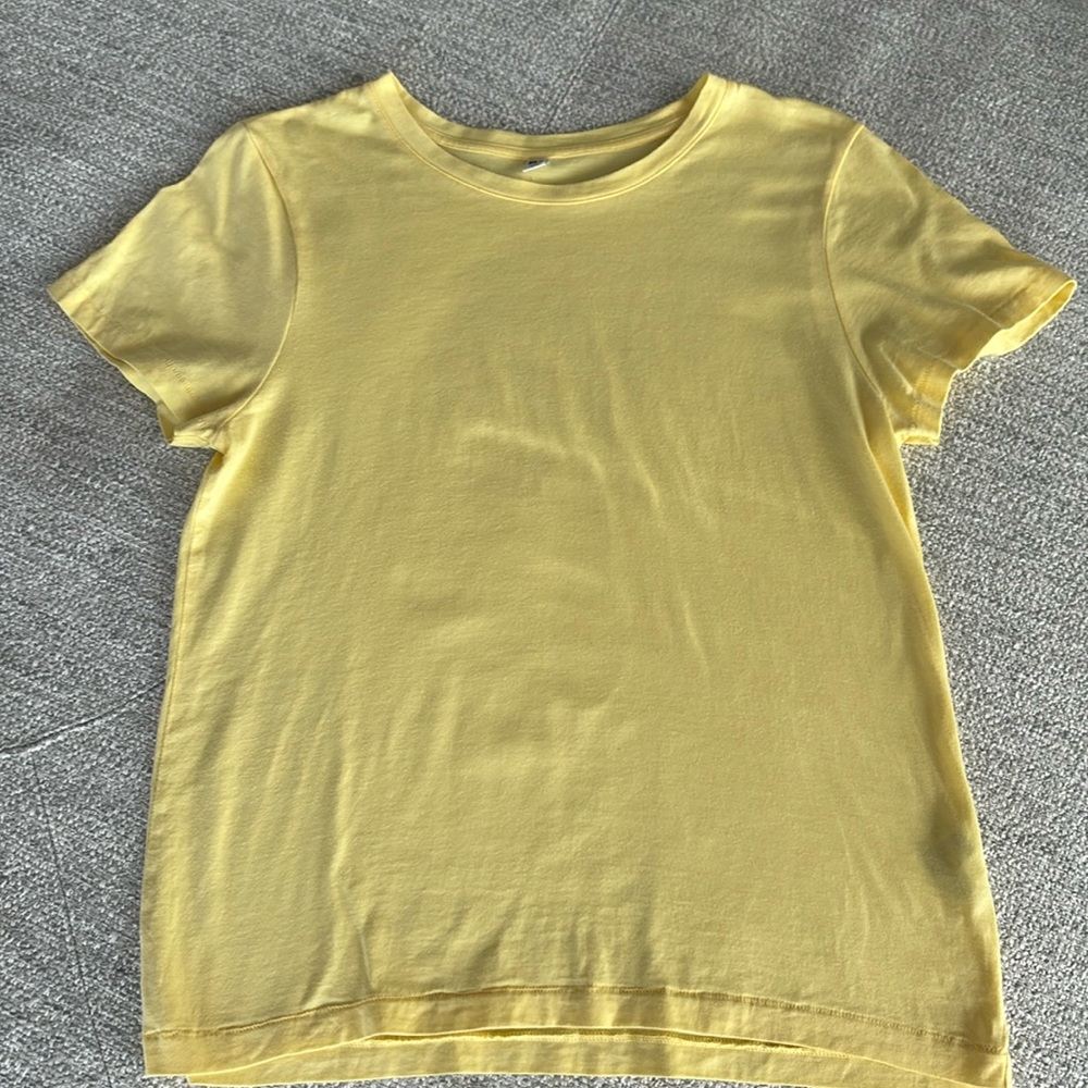 UNIQLO Tee Shirt - Springs Hottest Color - Picture 2 of 6